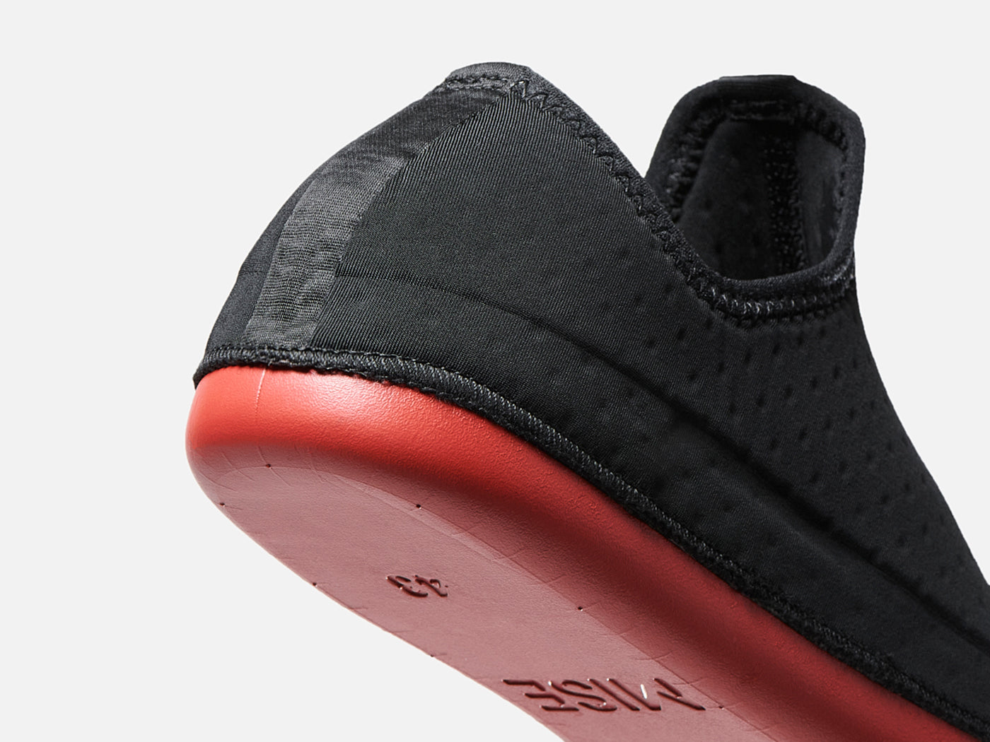 MISE removable Insoles are made from supportive neoprene to keep feet comfortable in any kitchen or culinary environment 